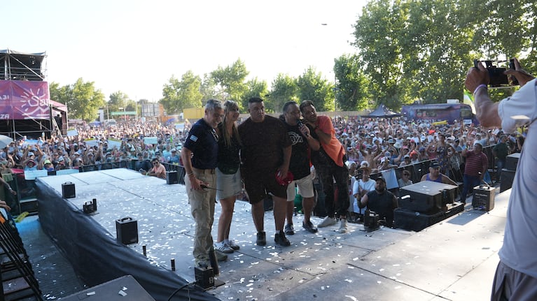 Sergio Galleguillo reconoció al policía en el escenario de la Fiesta Chayera en Santa María de Punilla.