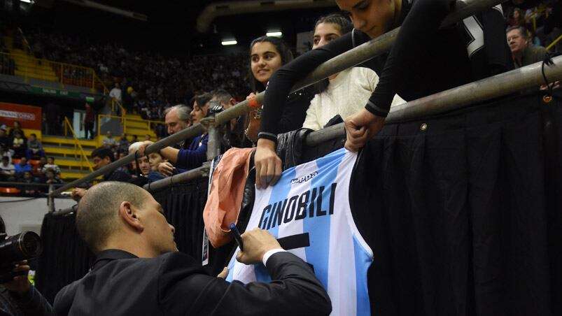 Sergio Hernández firmando una camiseta argentina. Foto: Lucio Casalla / ElDoce.tv. 