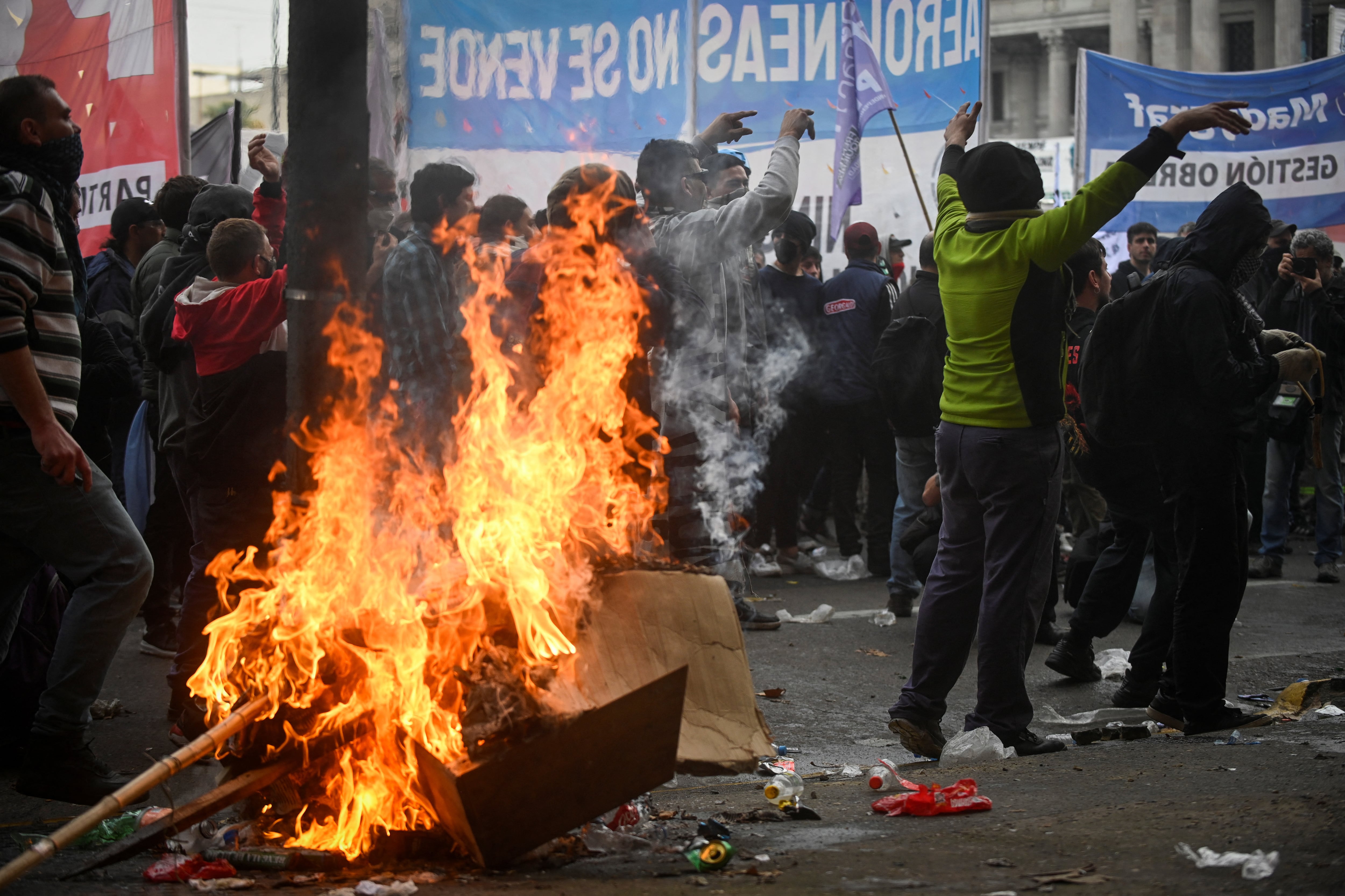 Serios incidentes con piqueteros durante la protesta contra la Ley Bases. REUTERS/Mariana Nedelcu