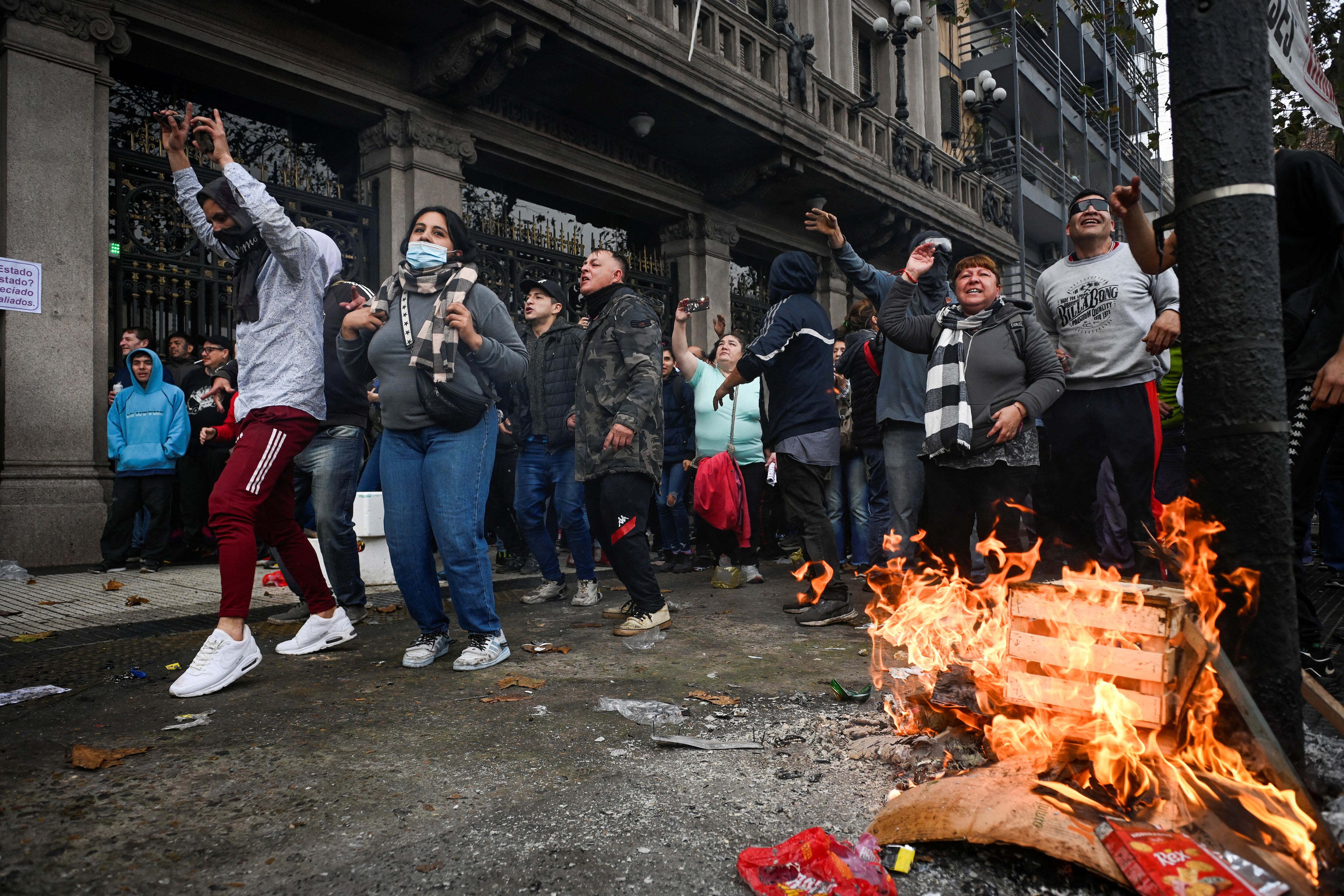 Serios incidentes con piqueteros durante la protesta contra la Ley Bases. REUTERS/Mariana Nedelcu