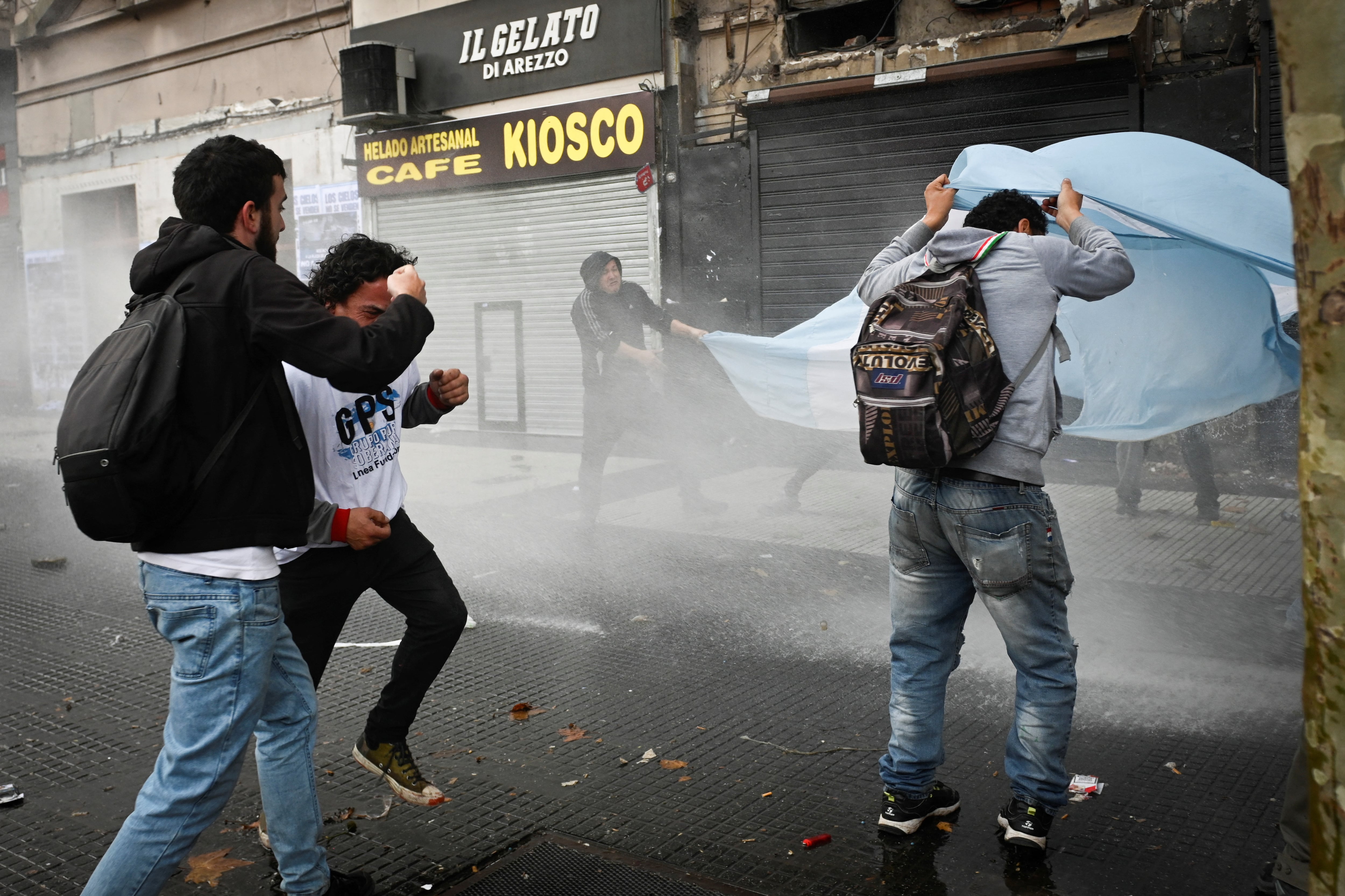 Serios incidentes con piqueteros durante la protesta contra la Ley Bases. REUTERS/Mariana Nedelcu