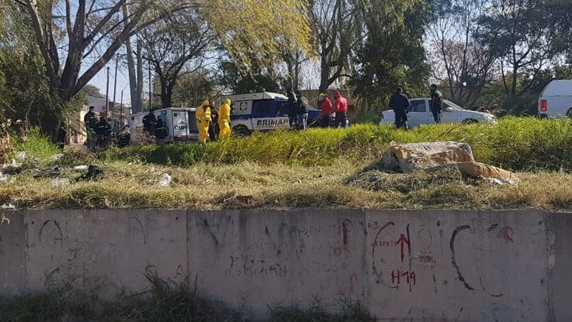 Servidores urbanos vieron el cadáver en el canal. Foto: El Doce.