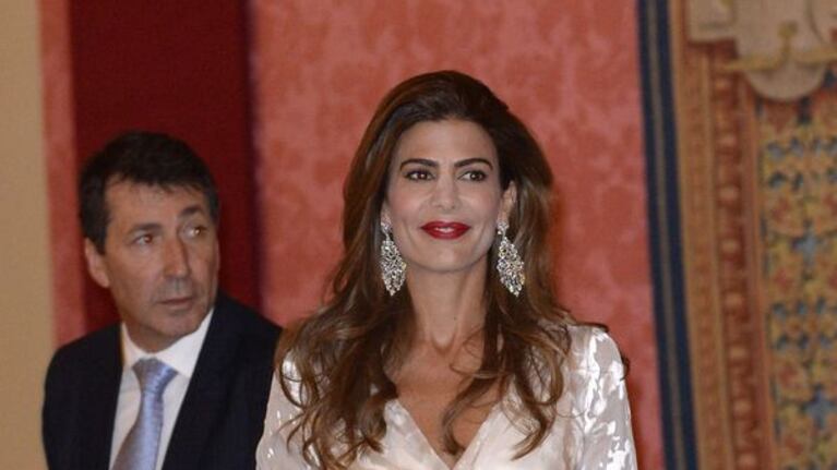 Sexy y elegante. Juliana Awada pasó todas las pruebas de protocolo. Fotos: Infobae.