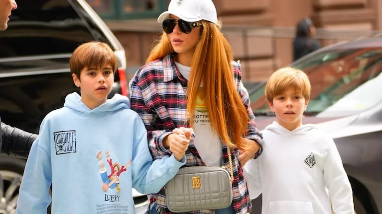 Shakira camina por Miami junto con sus hijos, durante un viaje que realizaron en abril.