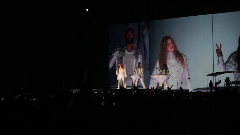 Shakira se lució en Córdoba pese a la lluvia.