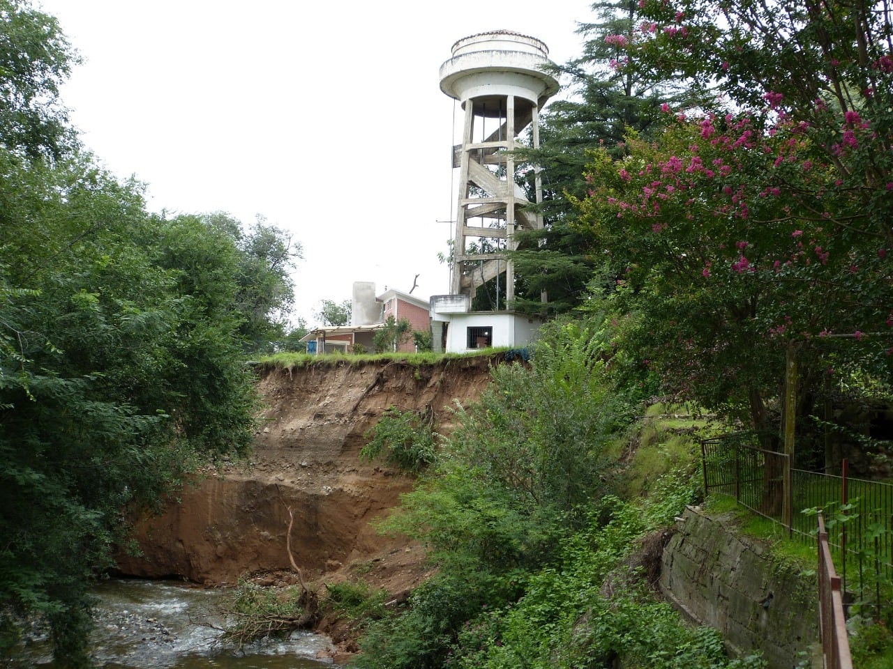 Si el río crece una vez más, el tanque de agua podría caer.