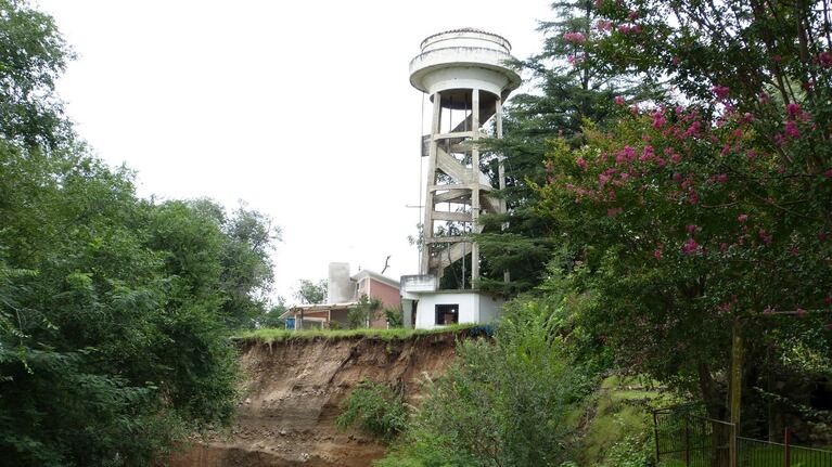 Si el río crece una vez más, el tanque de agua podría caer.