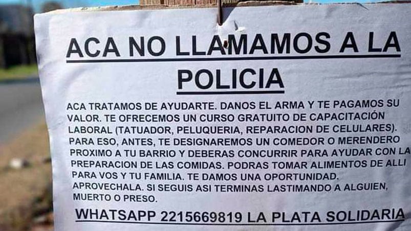 "Si seguís así terminás lastimando a alguien, muerto o preso", dice el afiche que es viral.