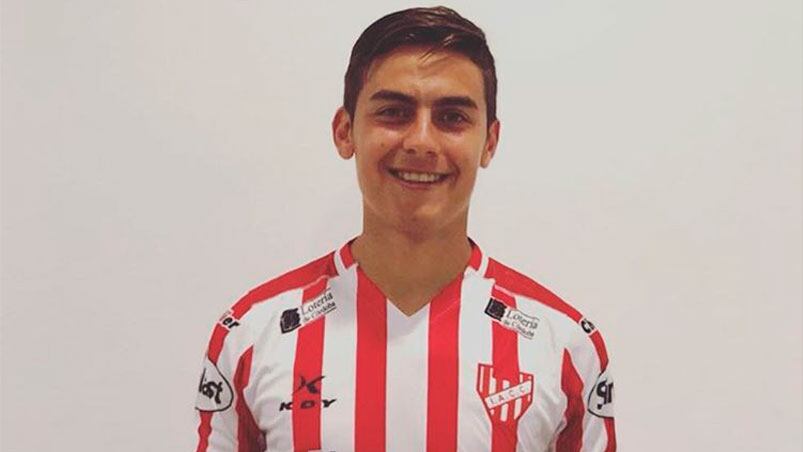 "Siempre con ustedes". Dybala, con la camiseta albirroja.