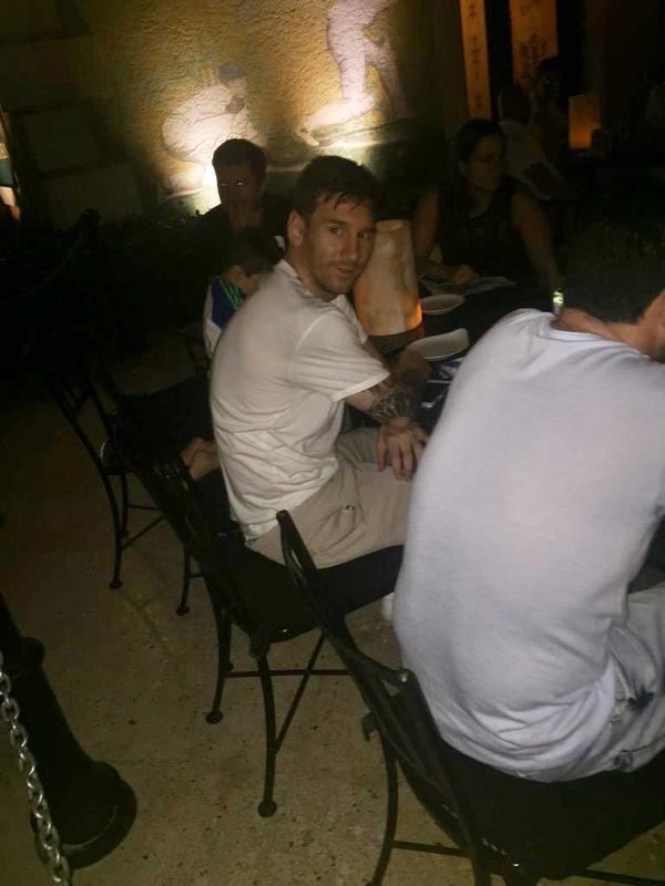 Siempre hay un fanático que le saca una foto a Messi.