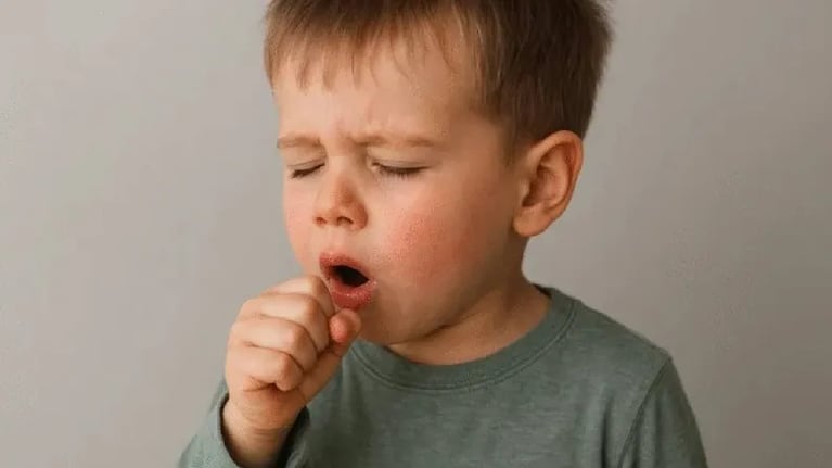 Siete nenes muertos por tos convulsa y un fuerte aumento de casos: qué es y cómo se contagia