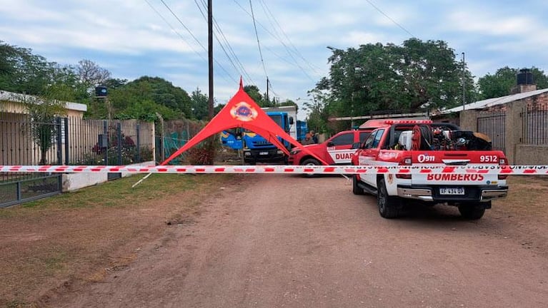 Sigue el operativo en la casa del horror: qué buscan los bomberos tras la extracción de los cuerpos