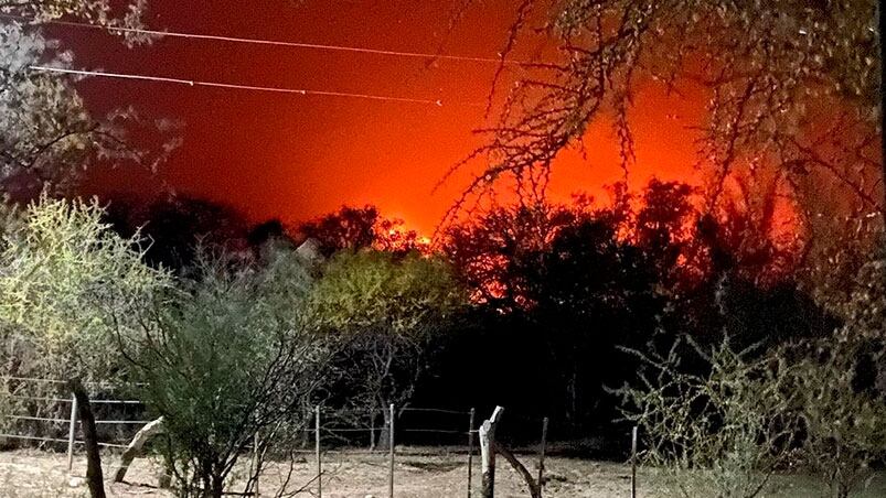 Sigue la lucha contra el fuego en La Paz.