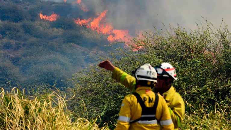 Sigue la lucha contra el fuego en las sierras.