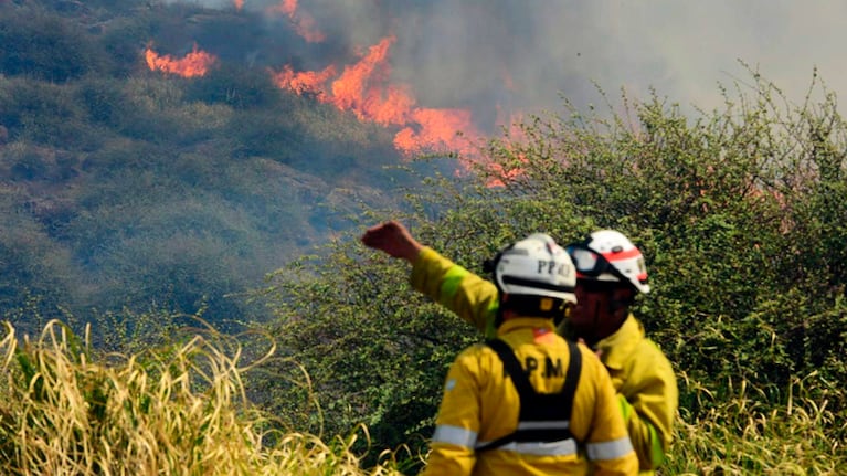 Sigue la lucha contra el fuego en las sierras.
