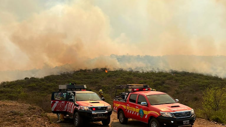 Sigue la lucha contra el fuego en Punilla. Foto: Mateo Lago / El Doce.
