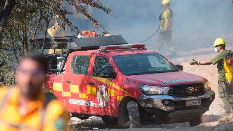 Sigue la lucha de Bomberos Voluntarios contra el fuego. Foto: Lucio Casalla / El Doce.