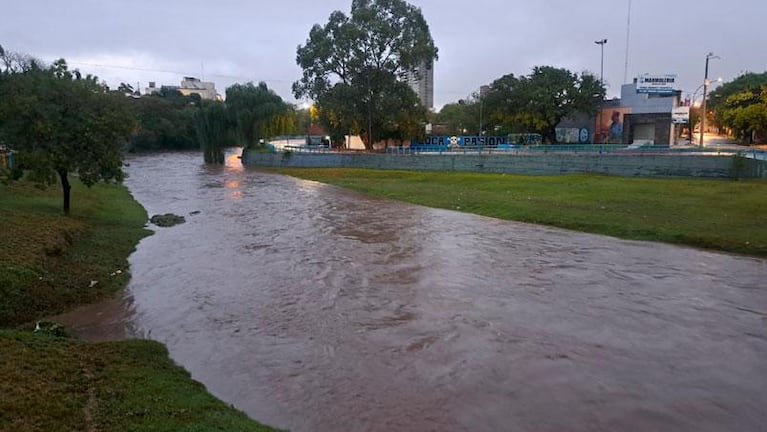 Sigue lloviendo en Córdoba y hay calles anegadas: el corte en Costanera es total