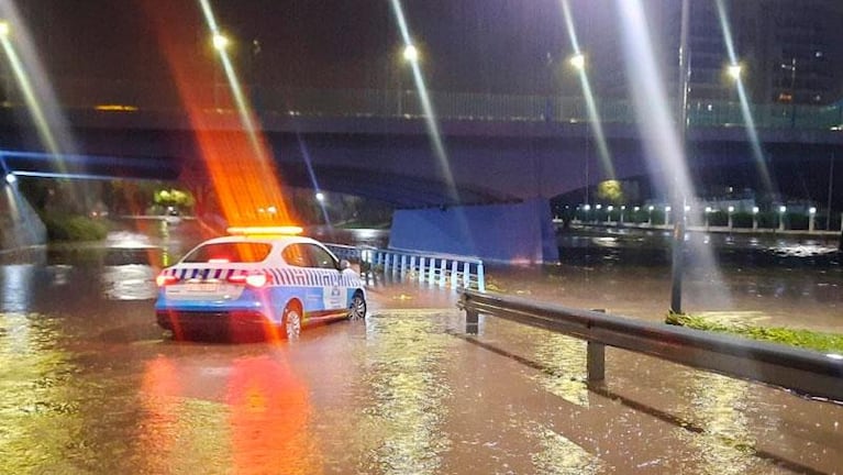 Sigue lloviendo en Córdoba y hay calles anegadas: el corte en Costanera es total