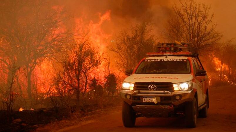 Siguen activos los incendios en la zona de Capilla del Monte.