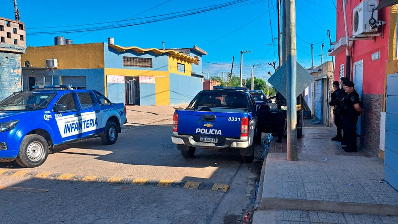 Siguen investigando la violenta balacera en barrio Las Violetas. Foto: Juan Pablo Lavisse / El Doce.