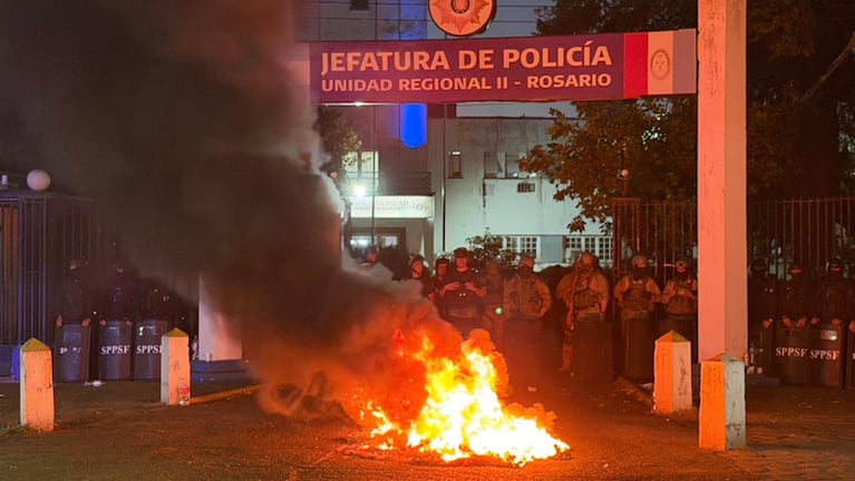 Siguen las protestas policiales en la Jefatura de Rosario.