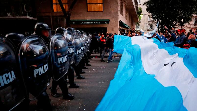 Siguen los cruces por el operativo en Recoleta. Foto: Reuters.