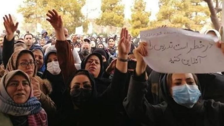Siguen los envenenamientos a alumnas en Irán para que cierren las escuelas de mujeres