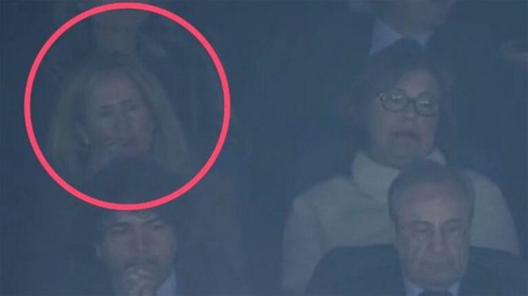 Silva de Lapuerta mirando el partido del Real Madrid.