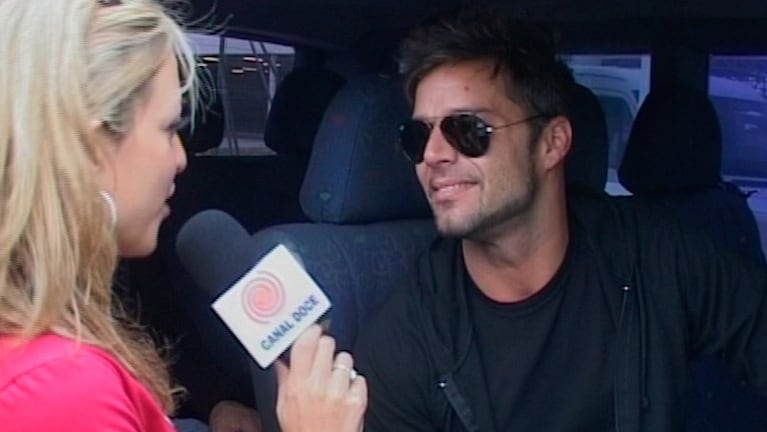 Silvia entrevistando a Ricky Martin en la van que lo llevaba del aeropuerto al hotel.