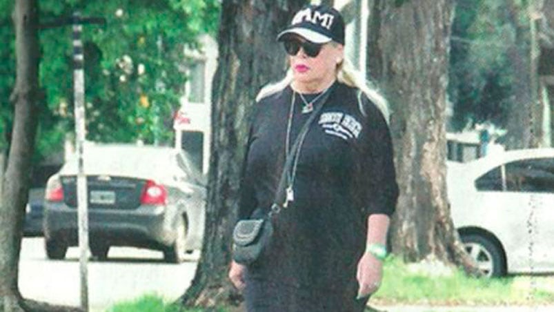 Silvia Süller caminando por el barrio Villa Pueyrredón en Buenos Aires.