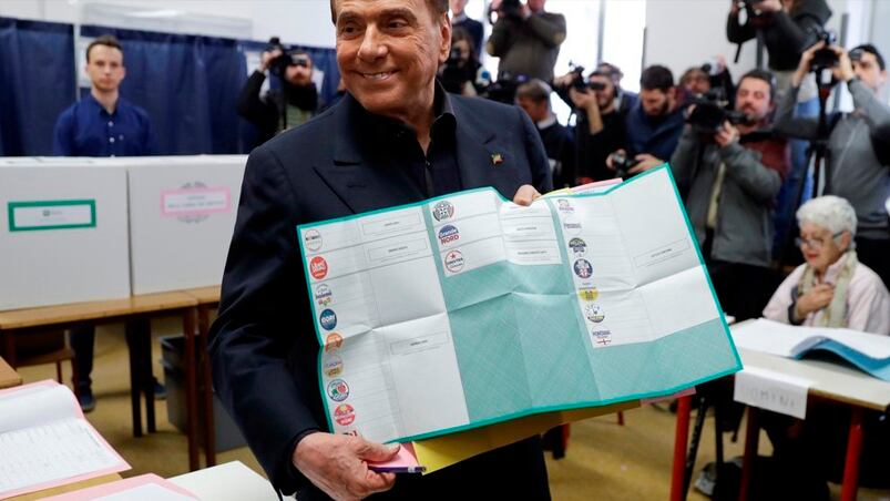 Silvio Berlusconi votando en un colegio de Milán. Foto: AP