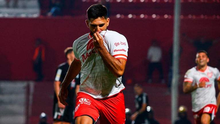 Silvio Romero marcó el gol de la victoria para la Gloria.