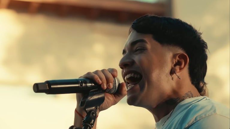 Simón Aguirre en el nuevo videoclip de "Incondicional":