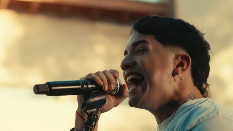 Simón Aguirre en el nuevo videoclip de "Incondicional":