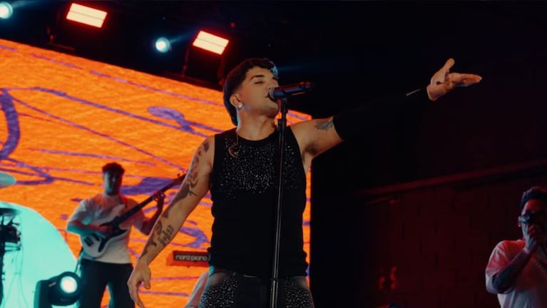 Simón Aguirre estrenó una nueva canción grabada en vivo.