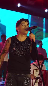 Simón Aguirre la rompió con un enganchado de reggaetón en versión cuarteto