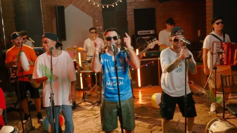 Simón Aguirre presentó su enganchado especial para las fiestas, luciendo la camiseta de Estudiantes de Río Cuarto.