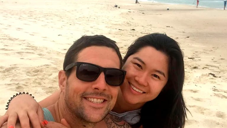 Simon y su pareja Jenny Ho esperaban casarse desde 2020. 