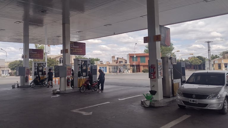 Sin combustible, pero con aumento de precios. Foto: Mateo Lago / ElDoce.