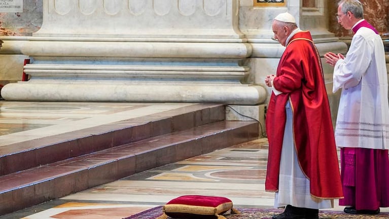 Sin fieles, el Papa Francisco encabezó la ceremonia religiosa. Fotos: AFP.