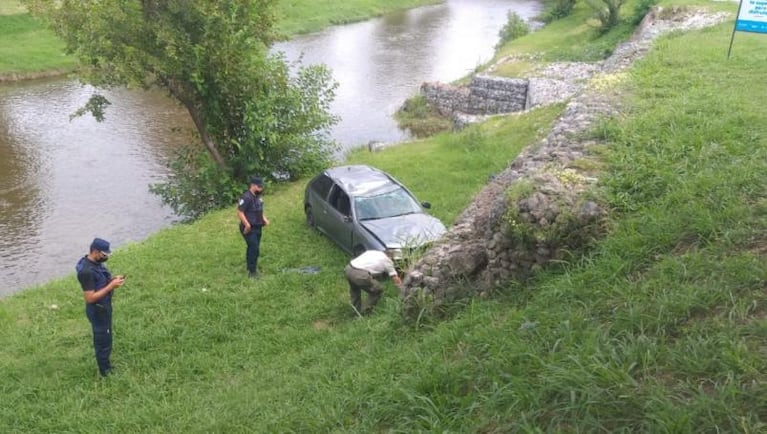 Sin freno de mano, un auto cayó desde 4 metros y quedó destruido