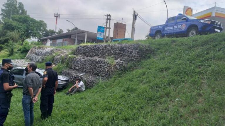 Sin freno de mano, un auto cayó desde 4 metros y quedó destruido