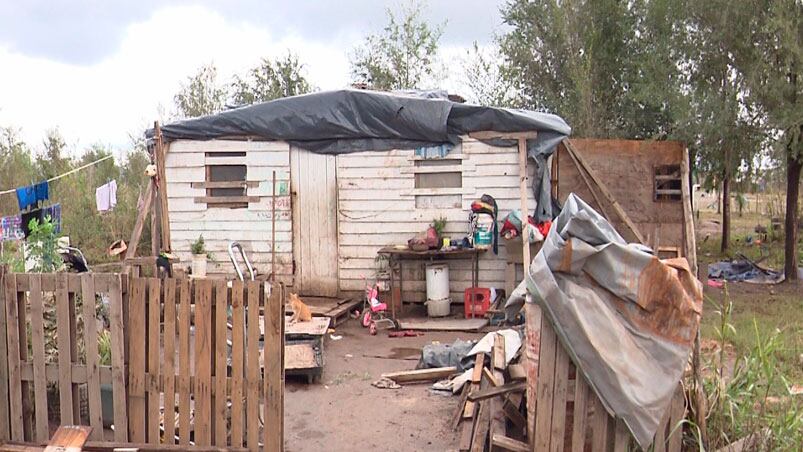 Sin luz ni agua: así viven en el predio tomado de Juárez Celman.