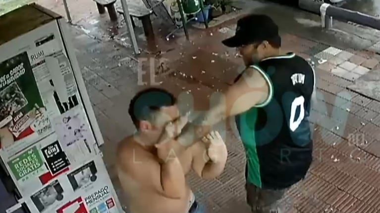Sin mediar palabras, los barras le dieron trompadas en la cabeza al motociclista.
