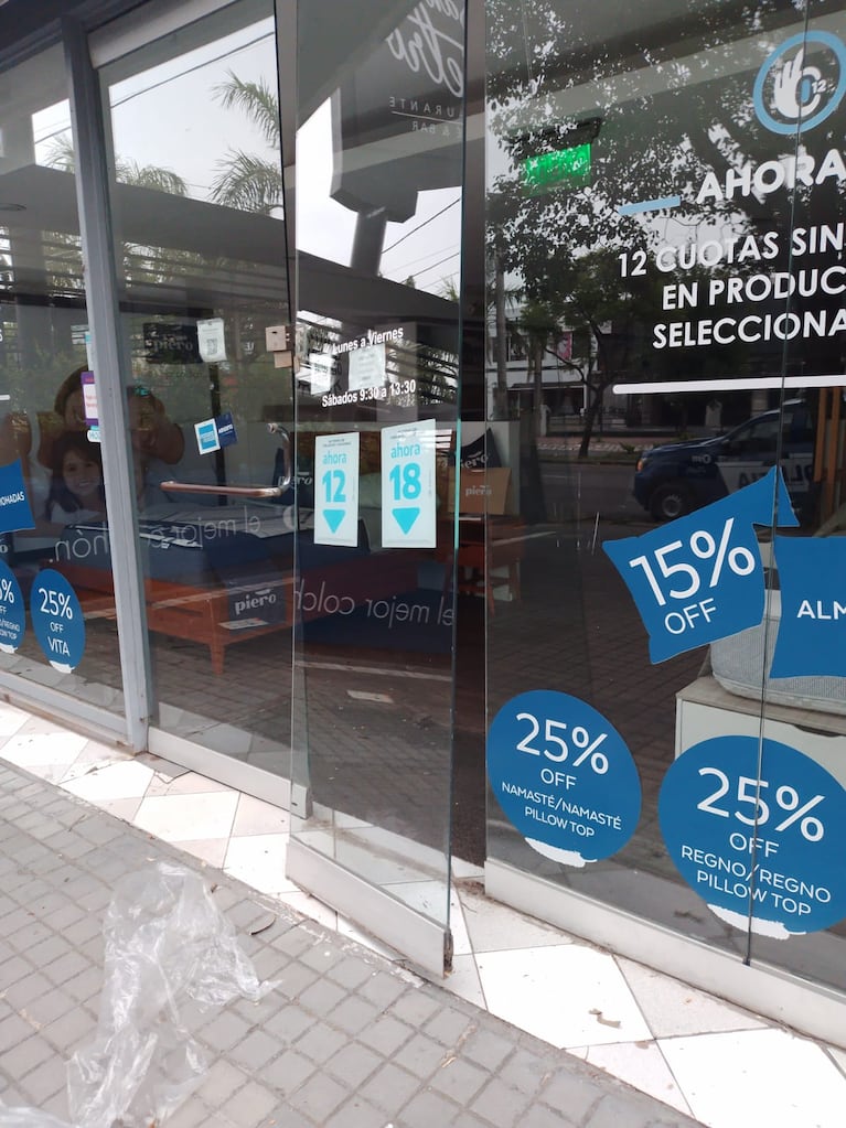 Sin motivo alguno, el hombre atacó los comercios.