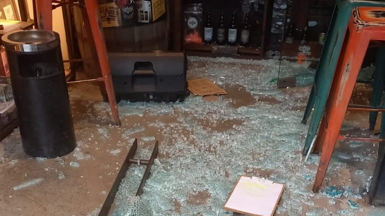 Sin motivo alguno, el hombre atacó los comercios.
