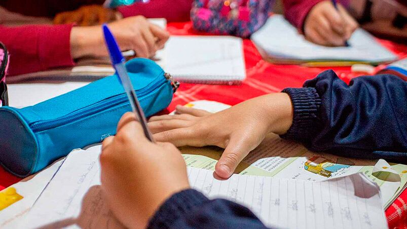 Sin salir de casa, los chicos deben mantener una rutina lo más parecido posible a la normal.