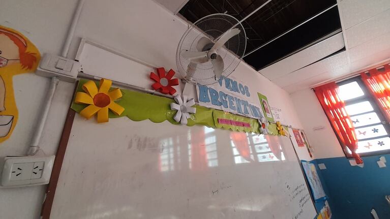 Sin ventiladores ni cielo raso: el panorama en la escuela Mariano Moreno.