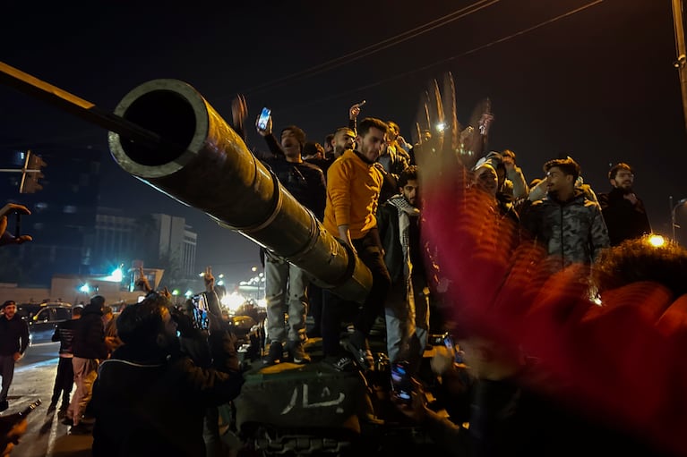 Sirios celebran la llegada de combatientes de oposición a Damasco, Siria, el domingo 8 de diciembre de 2024. (AP Foto/Omar Sanadiki)